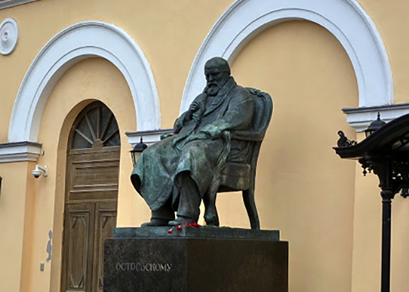 Памятник Островскому перед Малым театром