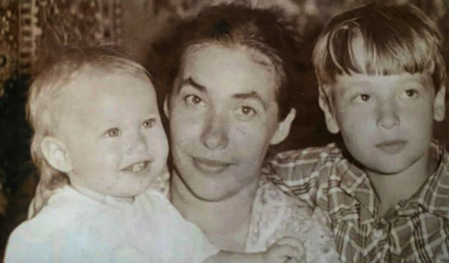 Сергей (справа) с матерью и братом