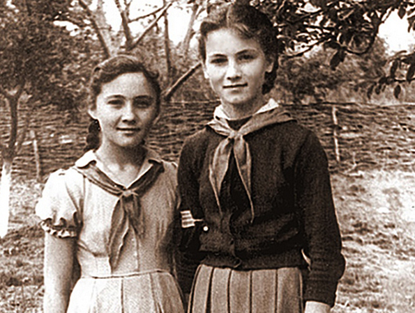 София в детстве (справа)