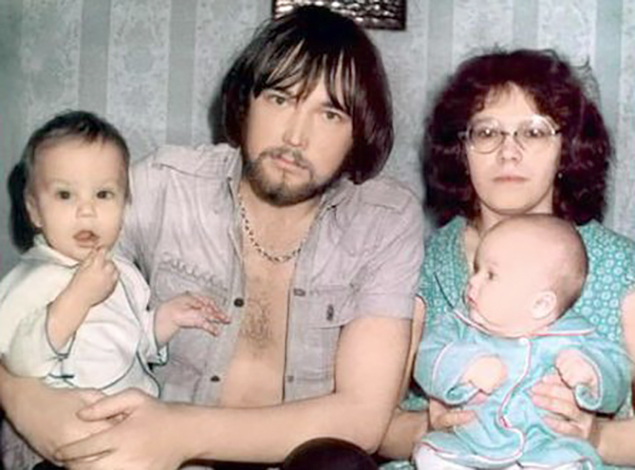 Андрей Чадов (слева) с родителями и братом в детстве