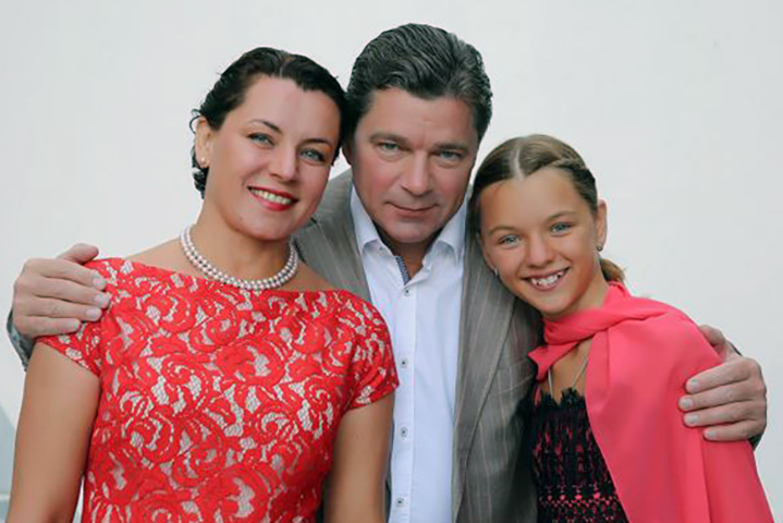 С женой Ларисой и дочерью Александрой
