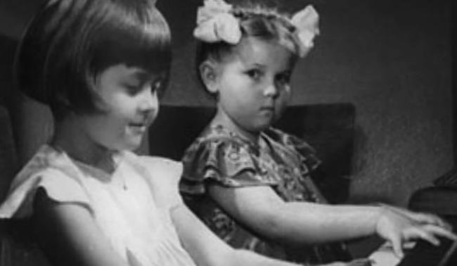 Ядвига Поплавская (на переднем плане) в детстве сестрой
