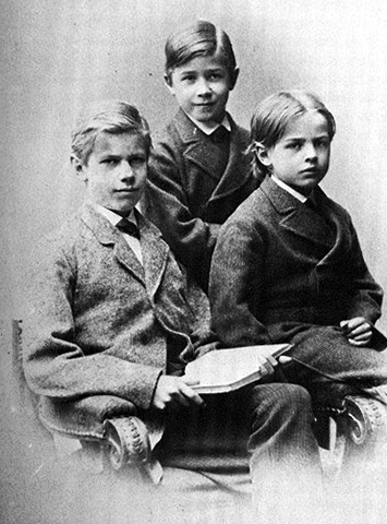 Макс (слева) с братьями Альфредом и Карлом (1879 г.)