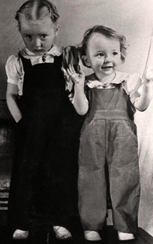 С сестрой Марианной в детстве
