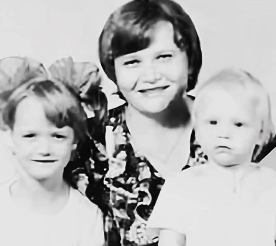 Светлана (слева) с мамой и сестрой Юлией