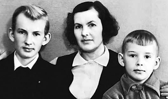 Александр (справа) с братом Владимиром и мамой