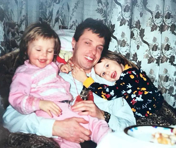 Анастасия (справа) с отцом и сестрой Валентиной