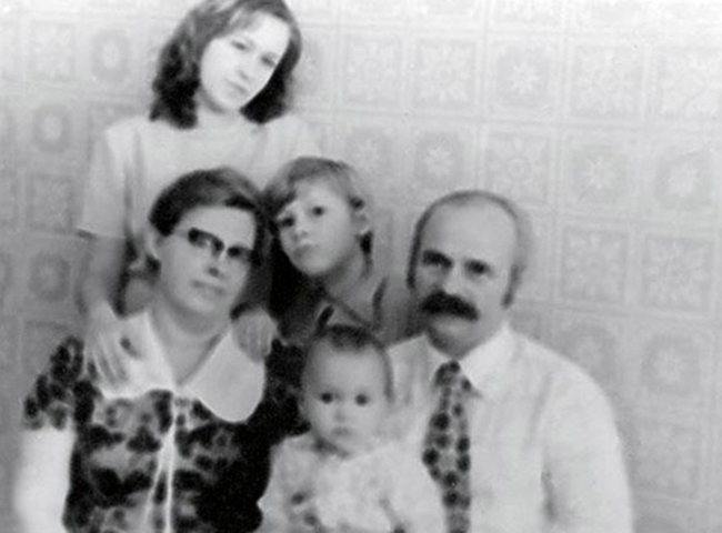 С мамой Ниной Григорьевной, папой Алексеем Павловичем, сестрой Еленой и младшим братом Алексеем