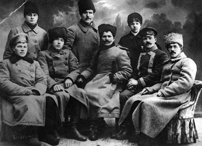 Василий Чапаев (в центре) в 1918 году в группе комсостава Красной гвардии