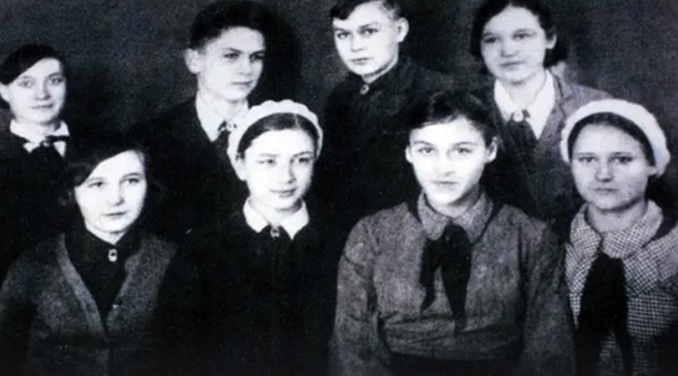 Нонна (вторая справа, снизу) с братьями и сестрами