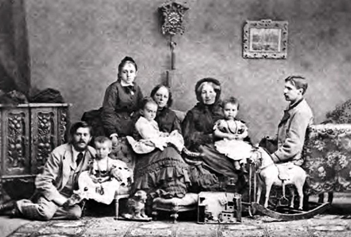 С дочерью, сыновьями и детьми княгини Елизаветы Андреевны Воронцовой-Дашковой