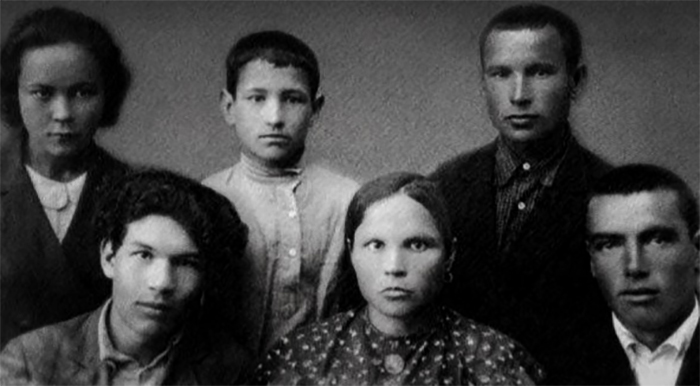 Мустафа (слева снизу) с семьей