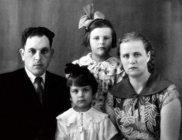 Ирина (в центре) с родителями и сестрой