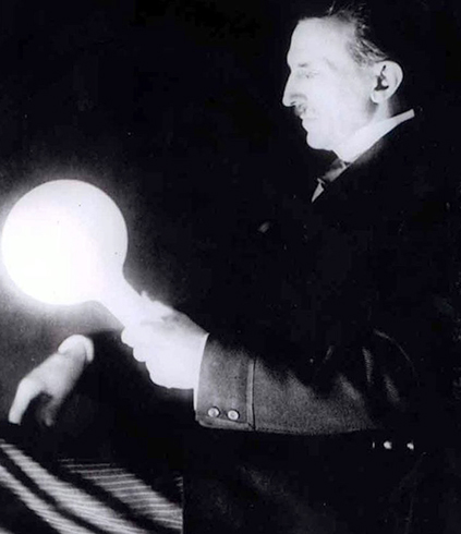 Никола Тесла и лампа