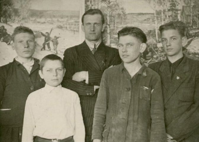 В школьной группе членов литературного кружка (слева, снизу)
