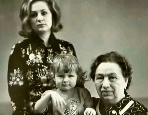 С матерью и дочерью Викой