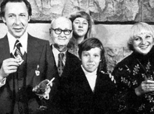 Михаил (в центре) с семьей в детстве
