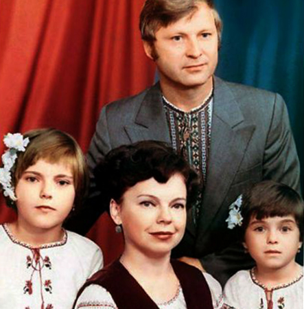Наташа (справа) с родителями и сестрой Ириной