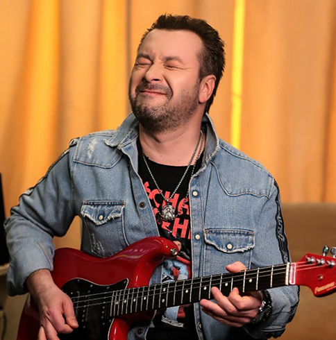 Виктор Петлюра с гитарой
