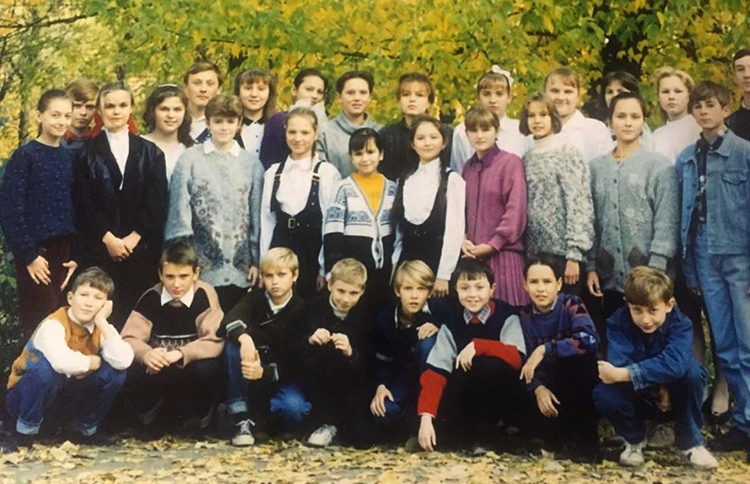 В школьные годы (второй ряд, серый свитер)
