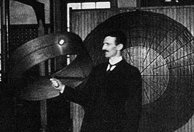 Никола Тесла с одним из изобретений