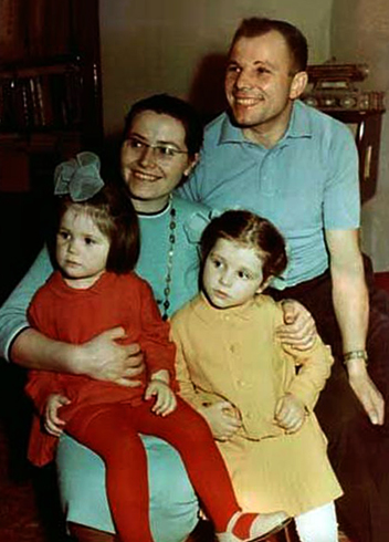 Елена (слева) с семьей в детстве