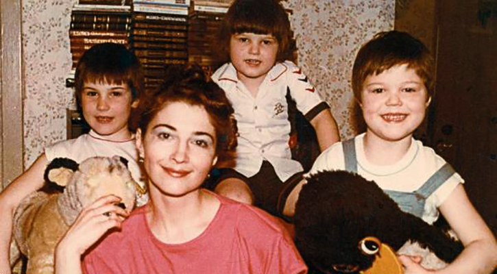 Данила (справа) с мамой и братьями