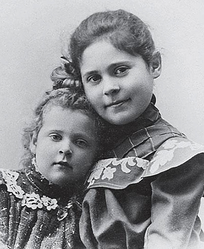 Лиля (справа) с сестрой Эльзой