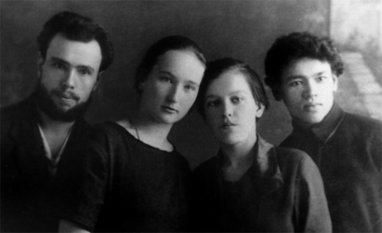 Федор (крайний справа), Вера Трофимова (первая жена, вторая слева)