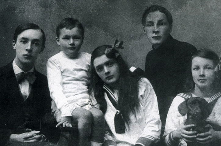 Владимир (слева) и его братья и сестры: Кирилл, Ольга, Сергей и Елена