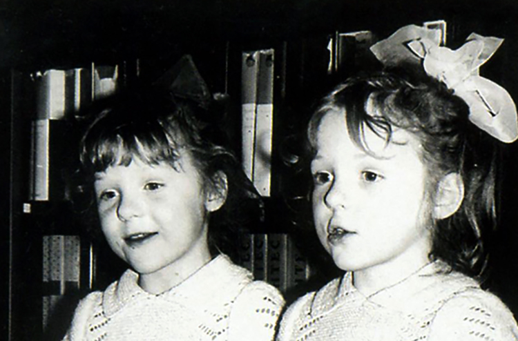 С сестрой Ксенией в детстве