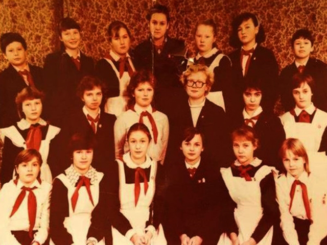 Ева Польна (в верхнем рядм, третья слева) в школе