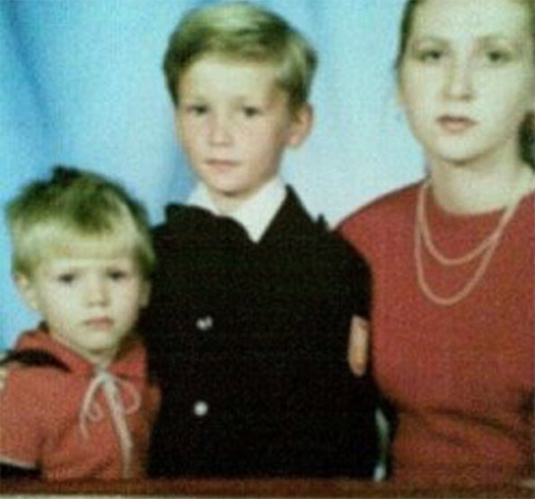 Николай Наумов (в центре) с мамой и братом