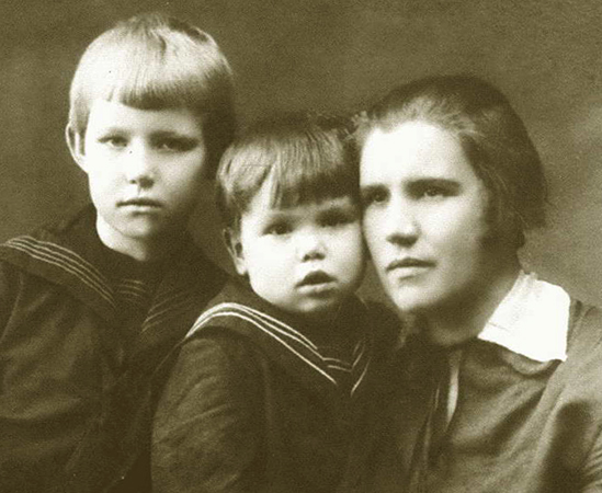 Анна Конева с дочерью Майей и сыном Гелием