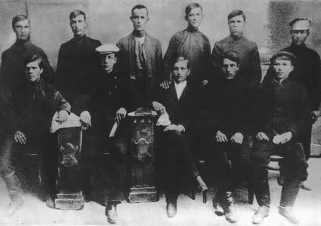 Нестор Махно (слева, первый ряд) в организации анархистов Гуляйполя (1907)
