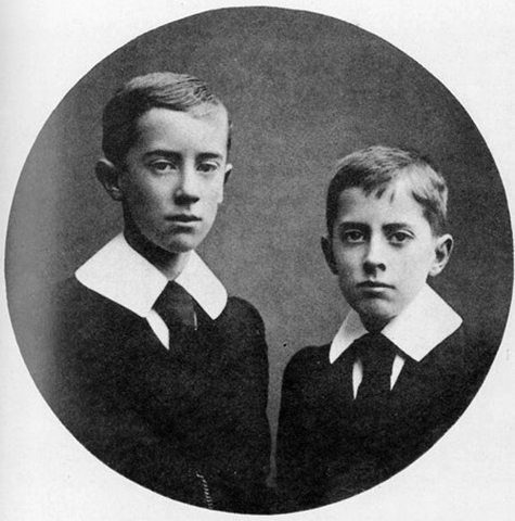 Рональд с братом Хилари (1905)