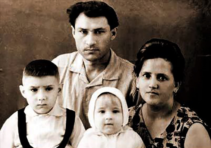 Евгений Григорьев (слева) с семьей в детстве