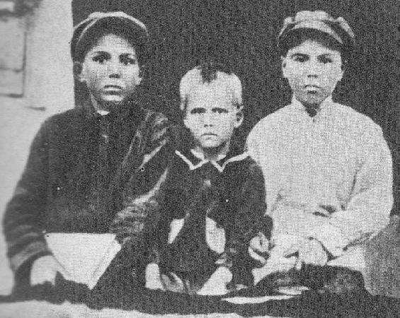 Василий Сухомлинский (слева) с сестрой Меланией и братом Сергеем (1929 г.)