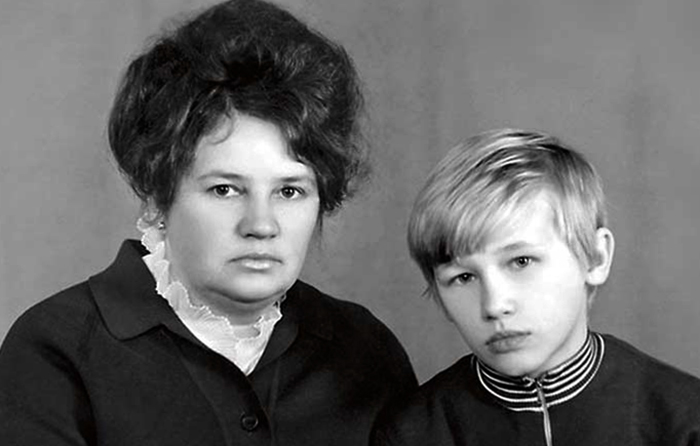 Олег Фомин с мамой в детстве