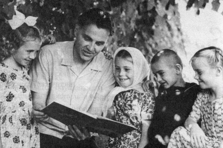 Василий Сухомлинский с детьми