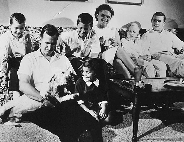 Джордж Уокер Буш (справа) с семьей в детстве