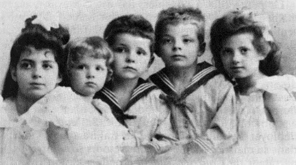 Антуан де Сент-Экзюпери (второй справа) с сестрами и братом