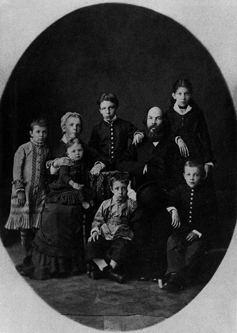 Дмитрий Ульянов (в центре, снизу) с семьей в детстве