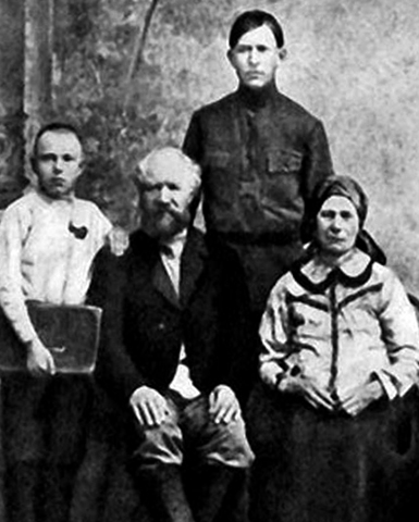 Дмитрий Устинов (слева) с родителями и братом