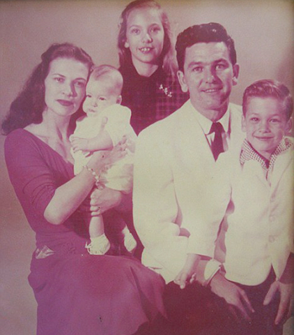 Патрик Суэйзи (справа) с семьей в детстве
