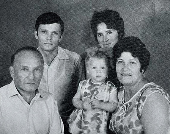 Марина Могилевская с семьей в детстве