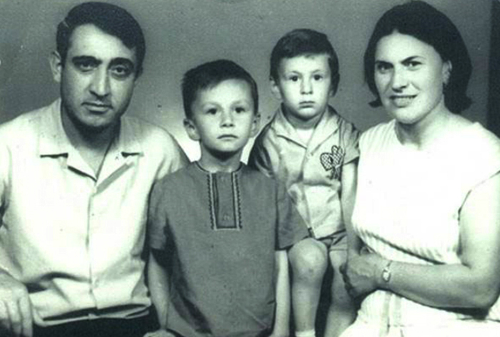 Валерий Меладзе (второй справа) с родителями и братом