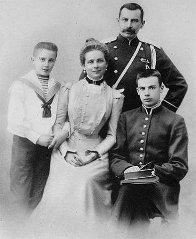 Феликс Юсупов (слева) с родителями и братом