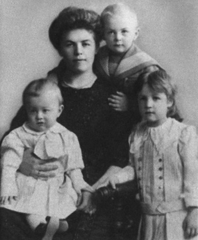 Иван Ефремов с мамой, братом и сестрой (1914)