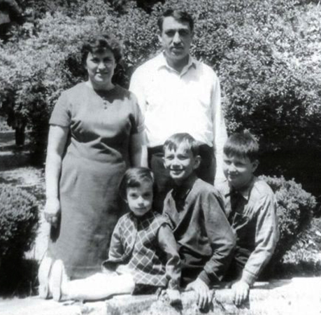 Валерий Меладзе (справа, снизу) с родителями, братом и сестрой